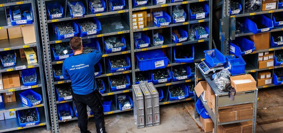 medewerker die bezig is om de magazijn efficiëntie te verbeteren