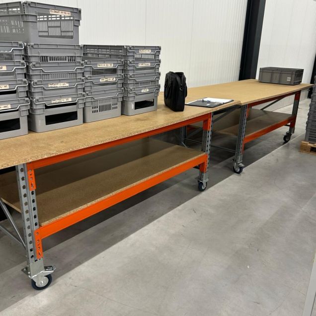 2 gebruikte dubbellaags inpaktafels op wielen 2680x1100x940 mm (lxdxh)