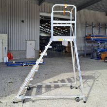 Gebruikte platformtrap verrijdbaar aluminium Zarges 8 treden platformhoogte 1920 mm