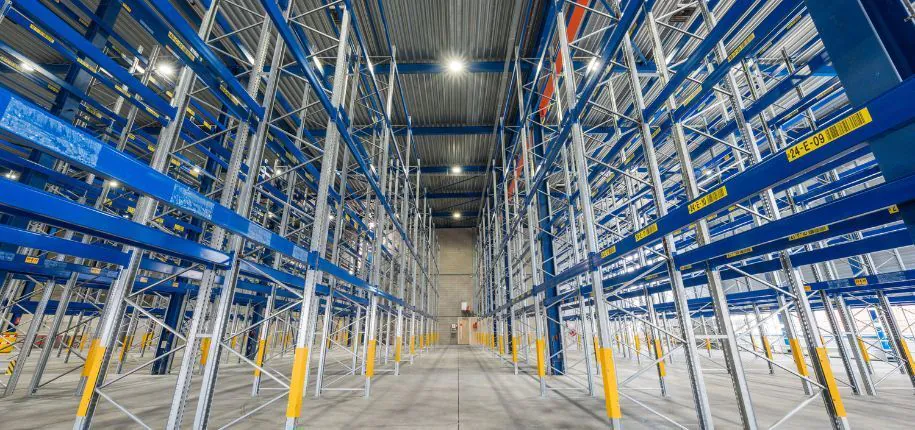 magazijn ingericht met gebruikte magazijninrichting 