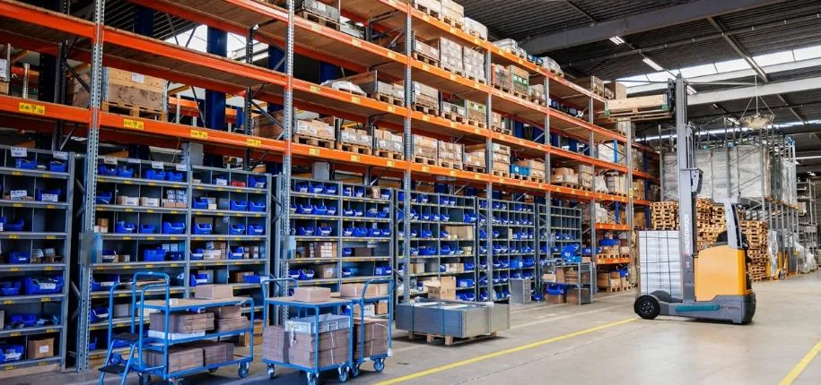 magazijn met hoge magazijnstellingen